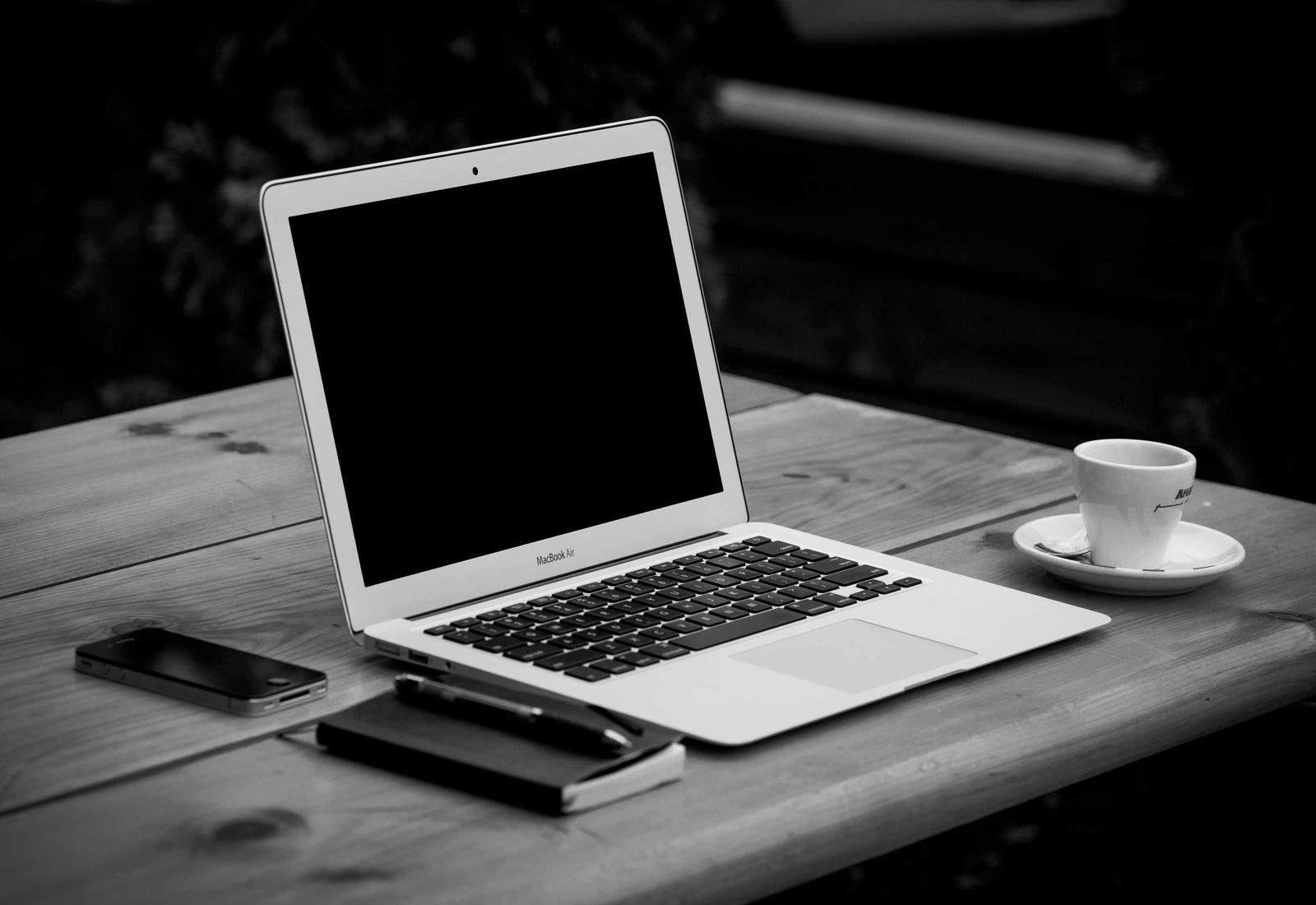 Engineering-Tisch, Notebook und Kaffee, frühmorgens.