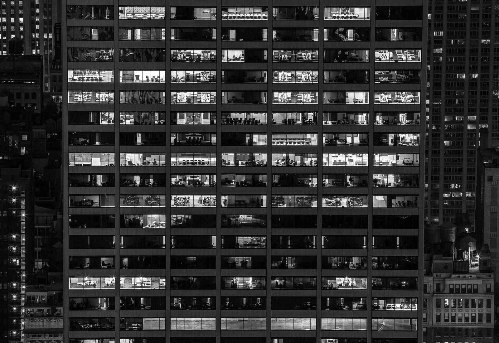 Nächtliches Fensterraster eines Büroturms — Silos.